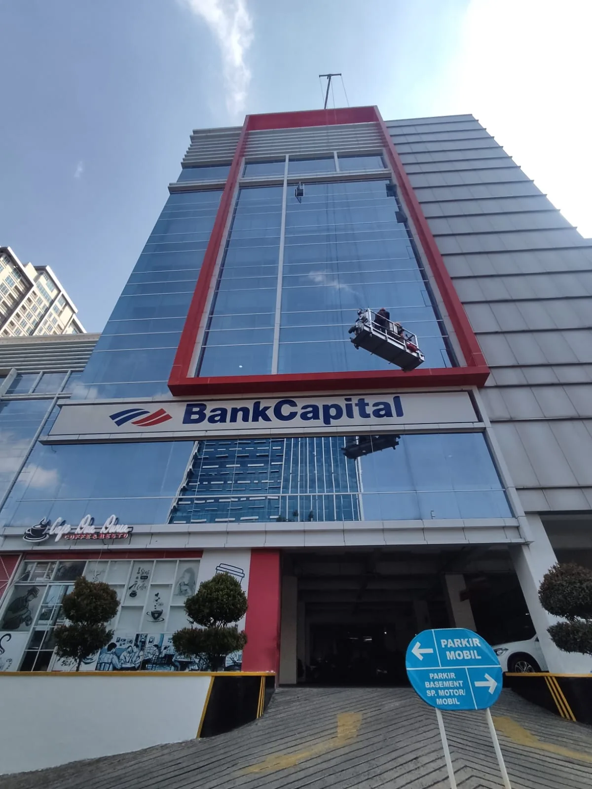 Pemasangan fasad ACP pada gedung BankCapital
